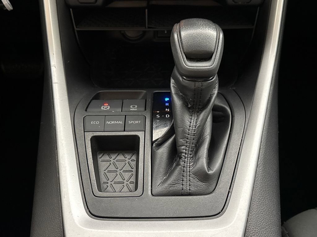 Used 2020 Toyota RAV4 LE FWD image 18