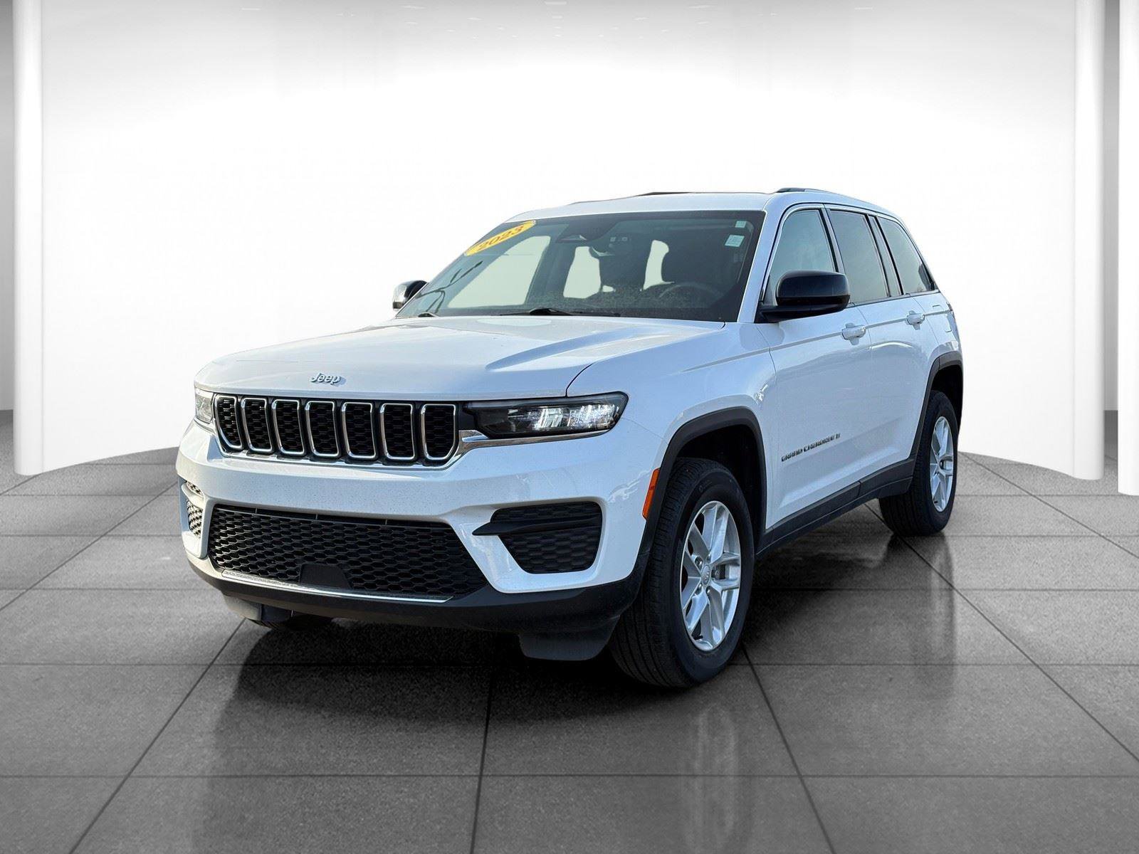 Used 2023 Jeep Grand Cherokee Laredo w/ Luxury Tech Group I image 3
