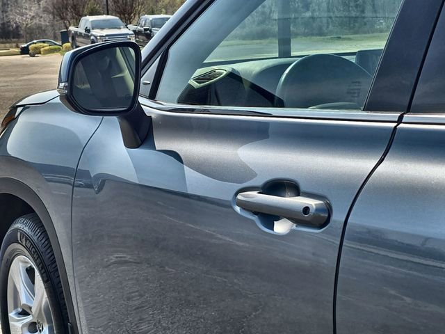 Used 2022 Toyota Highlander LE image 11