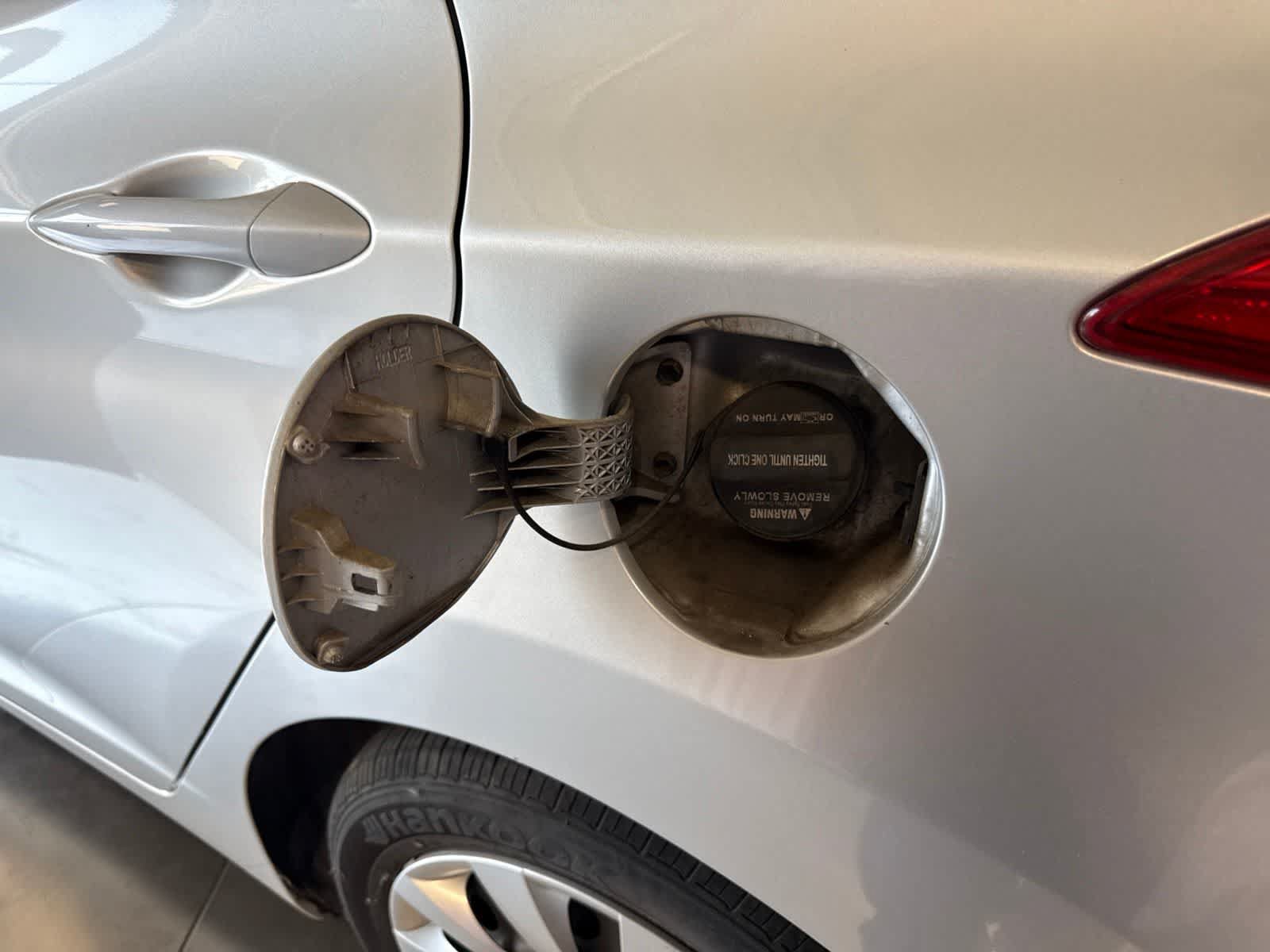 Used 2012 Hyundai Elantra GLS FWD image 9