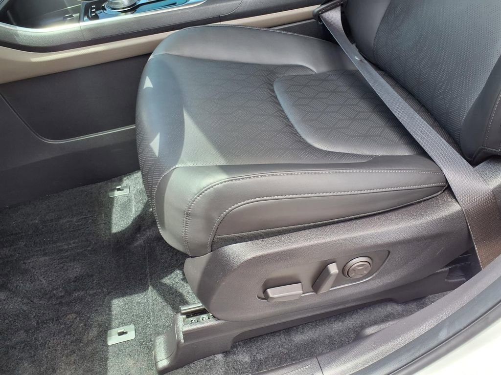 Used 2026 Kia Carnival EX FWD image 23
