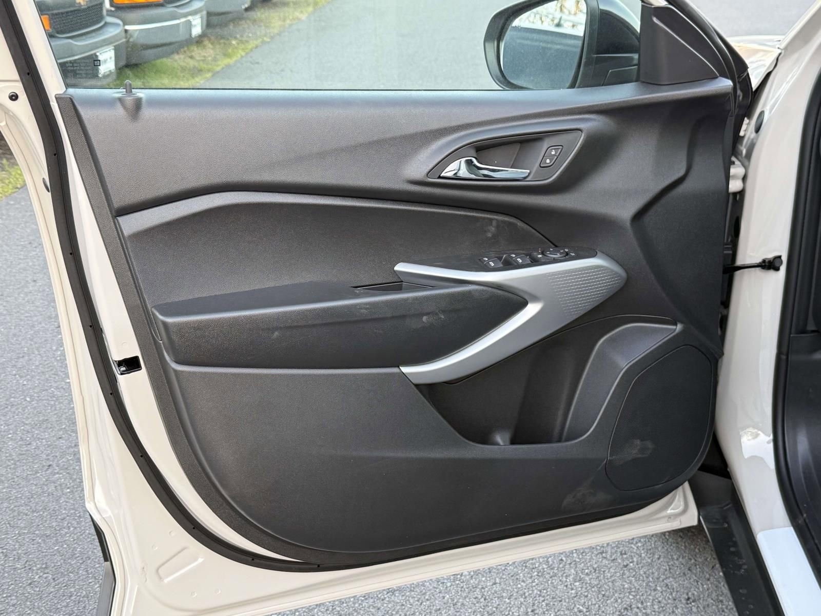 New 2026 Chevrolet Trax RS w/ Sunroof Package FWD image 18