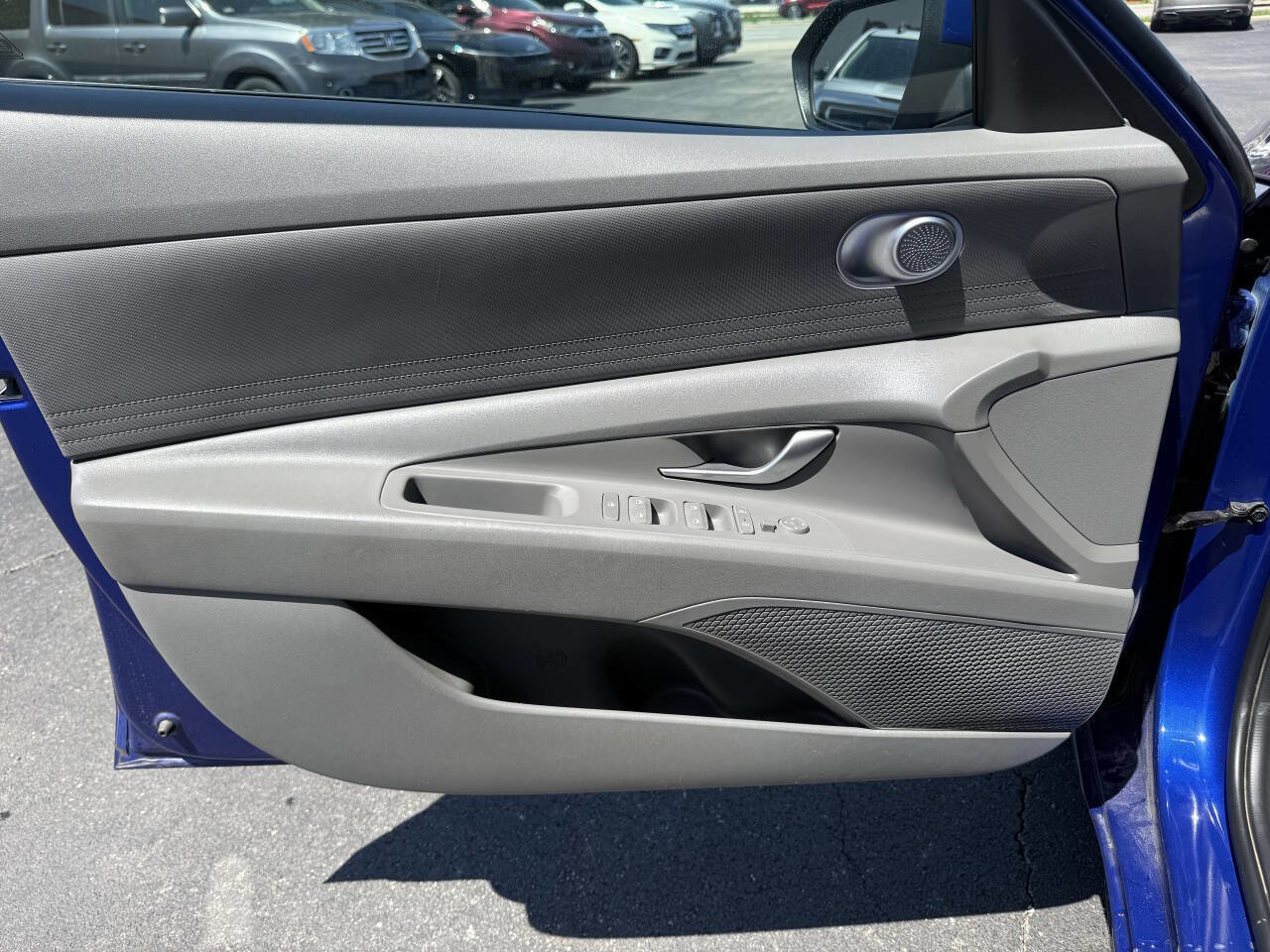 Used 2022 Hyundai Elantra SEL w/ Cargo Package FWD image 11
