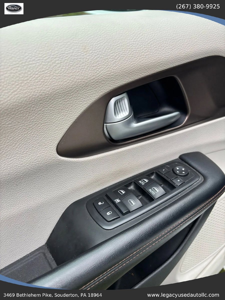 Used 2018 Chrysler Pacifica Touring Plus w/ Tire & Wheel Group image 39