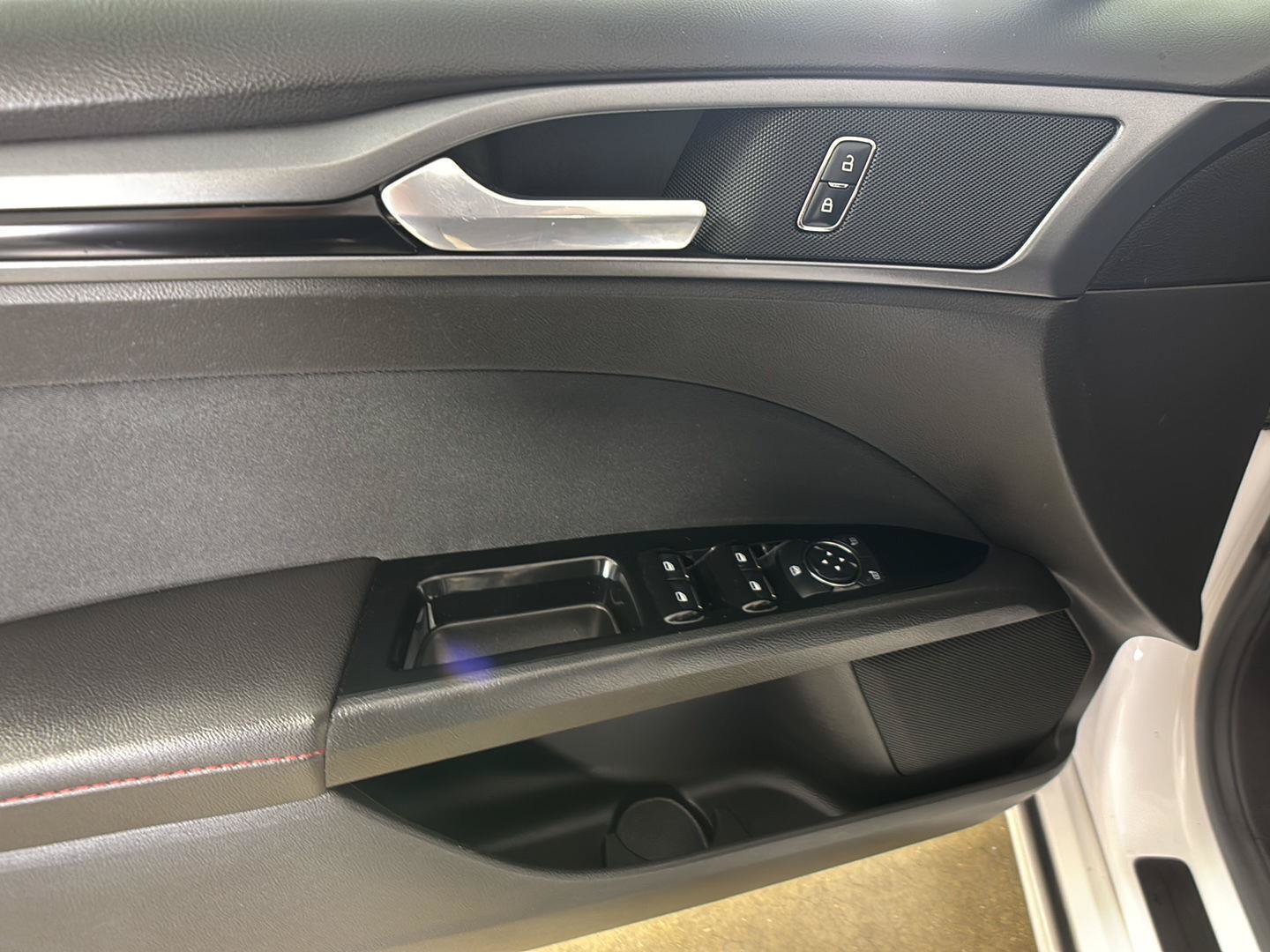 Used 2015 Ford Fusion SE FWD image 27