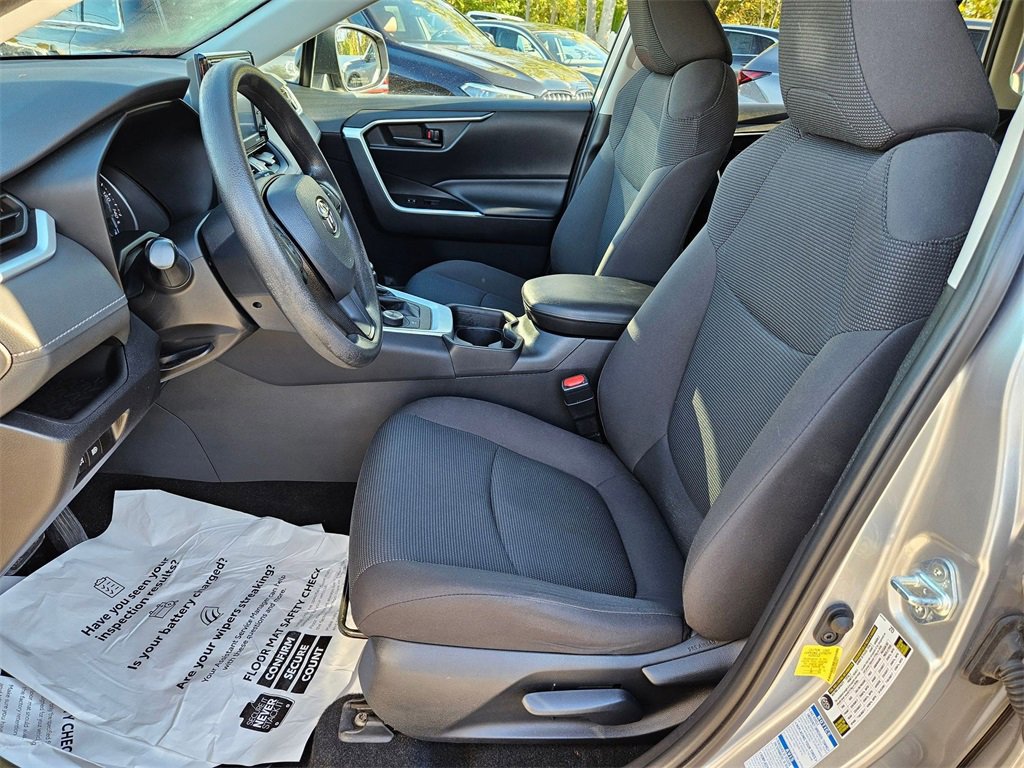 Used 2021 Toyota RAV4 LE image 8