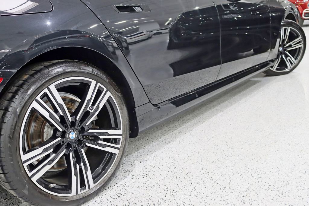 Used 2023 BMW i7 xDrive60 w/ Executive Package 2 image 13