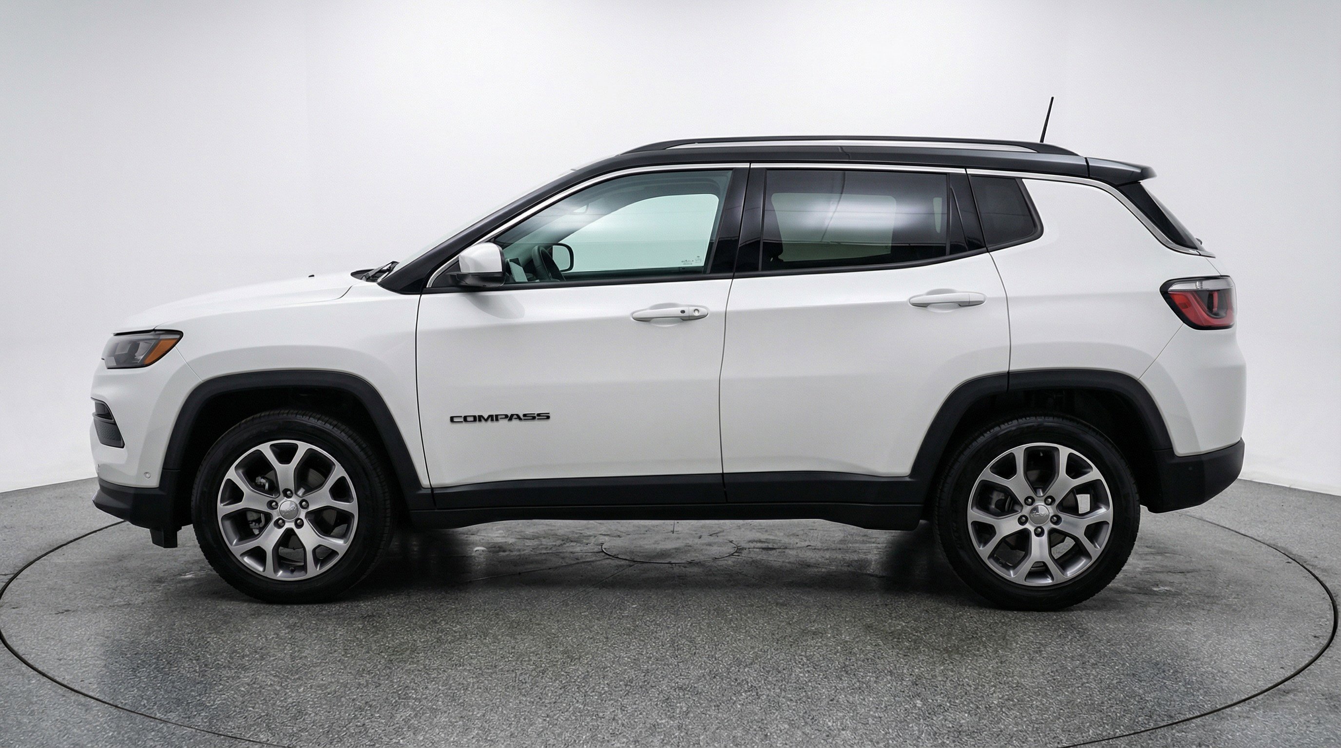Used 2025 Jeep Compass Limited AWD/4WD image 5