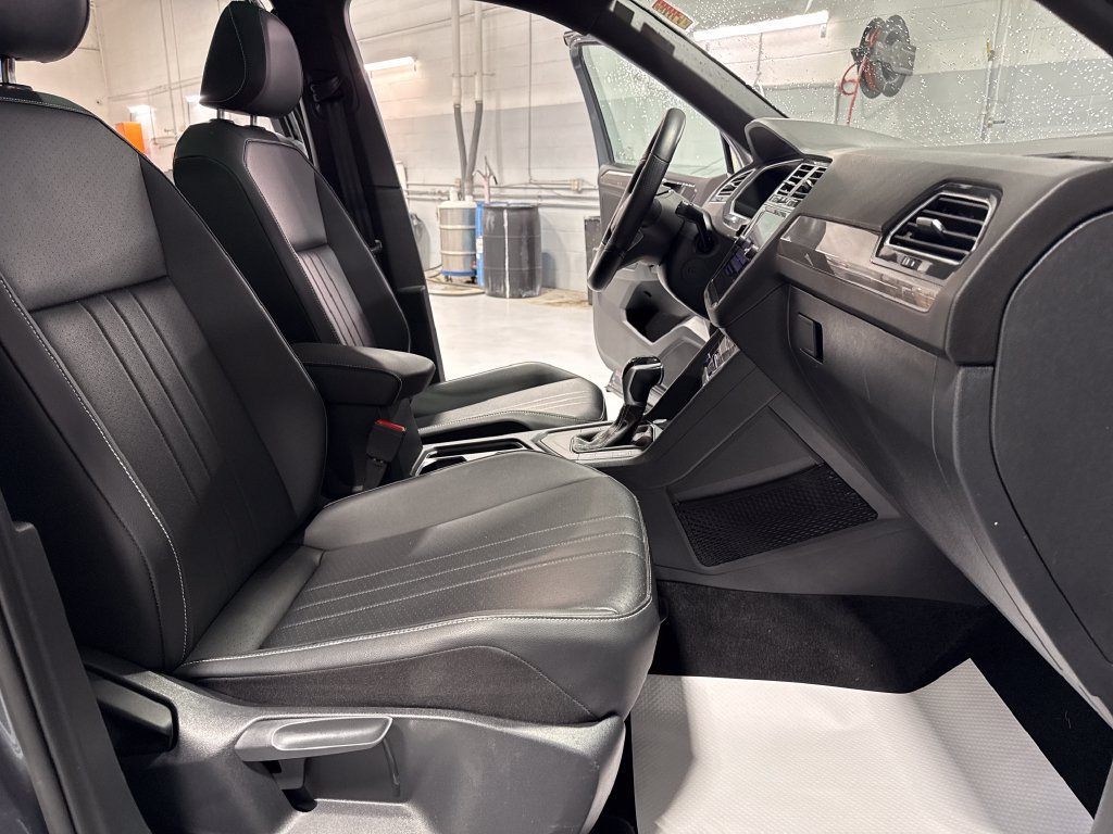 Used 2024 Volkswagen Tiguan SE R-Line FWD image 32