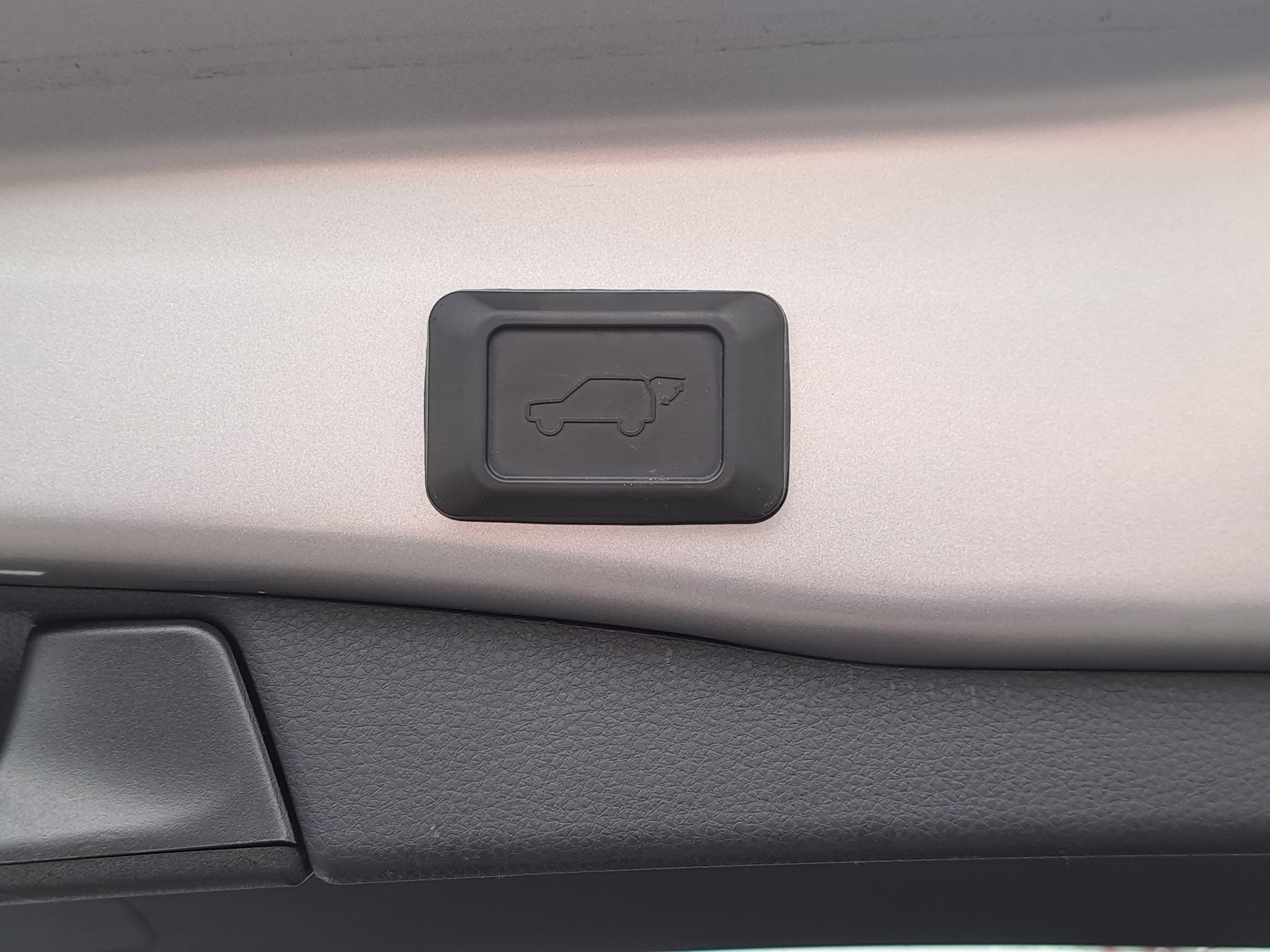 Used 2021 Toyota RAV4 XLE image 10