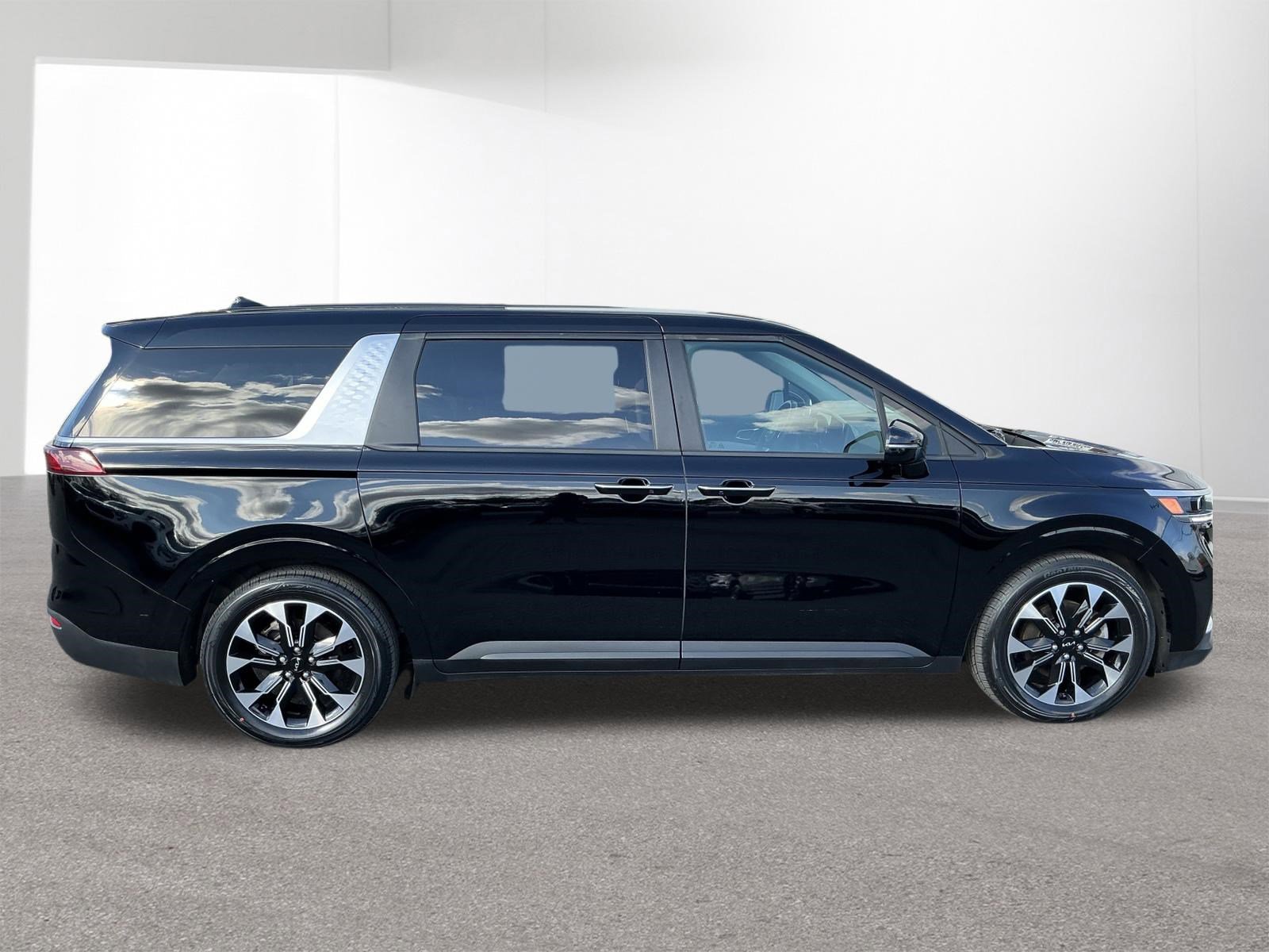 Used 2024 Kia Carnival EX FWD image 2