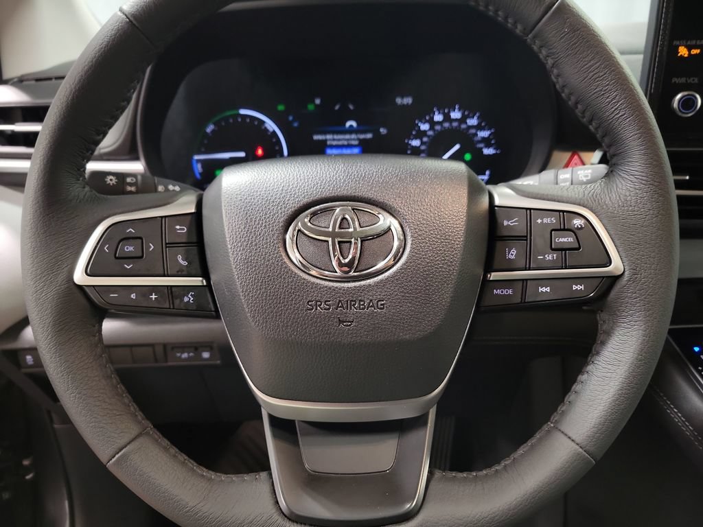 Used 2025 Toyota Sienna XLE AWD/4WD image 17