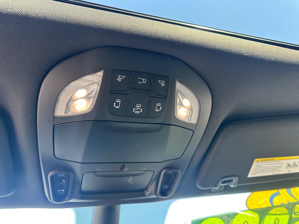 Used 2025 Chrysler Pacifica Limited FWD image 19