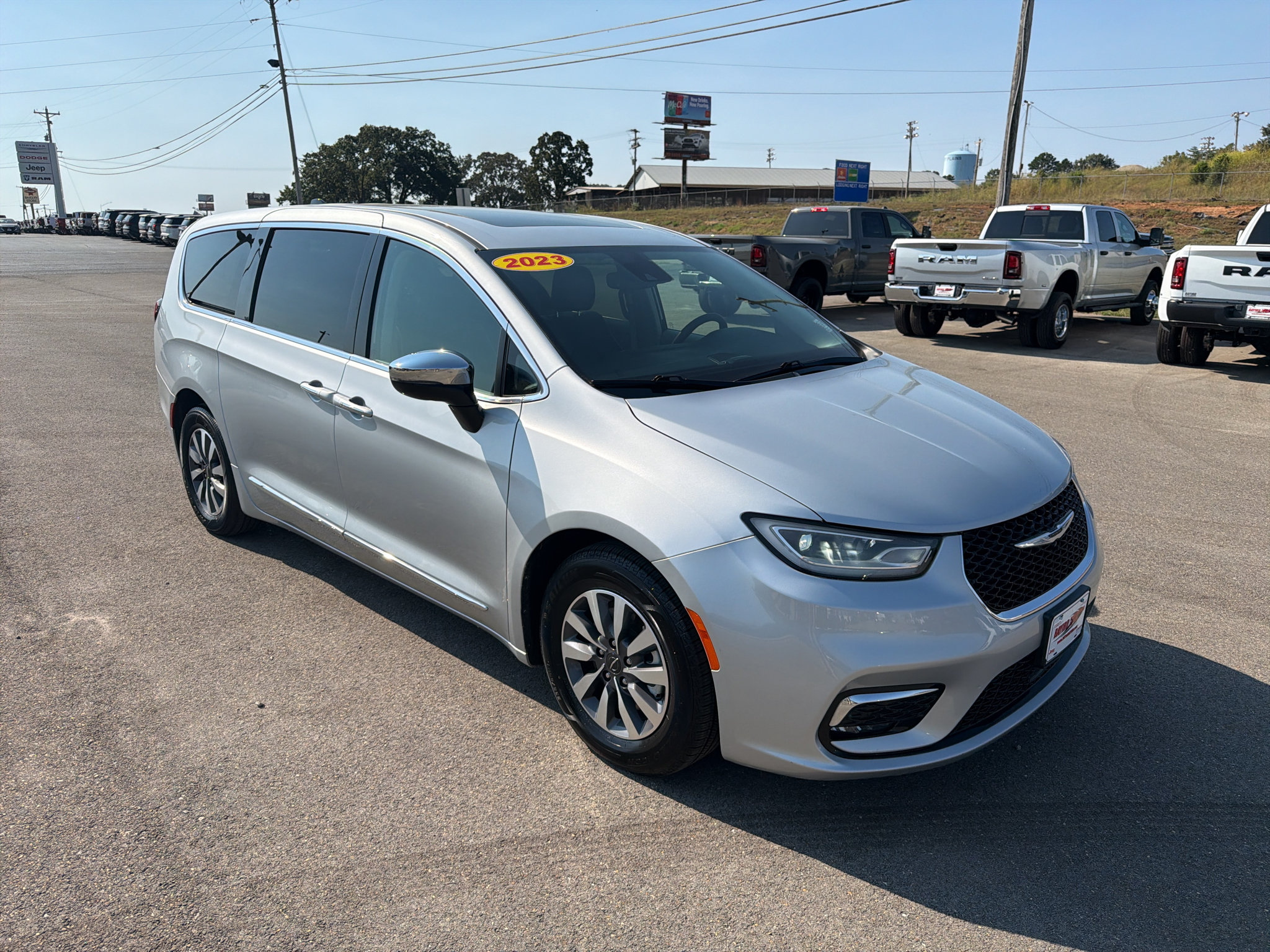 Used 2023 Chrysler Pacifica Limited FWD image 7