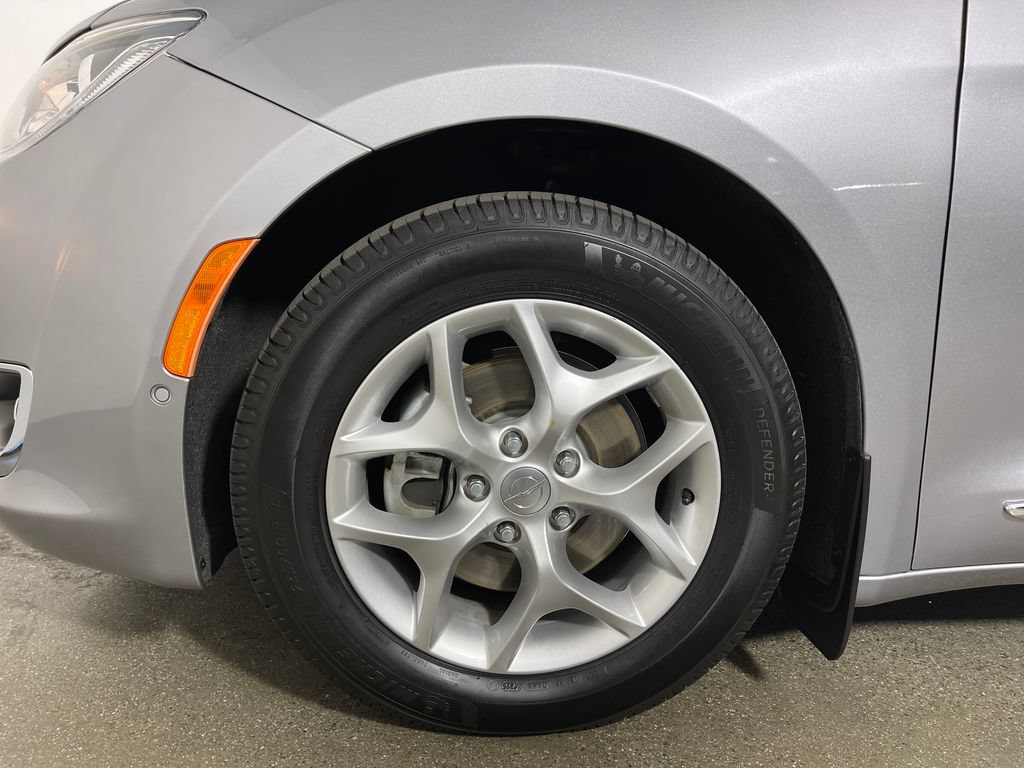 Used 2019 Chrysler Pacifica Touring-L Plus w/ Advanced Safetytec Group FWD image 12