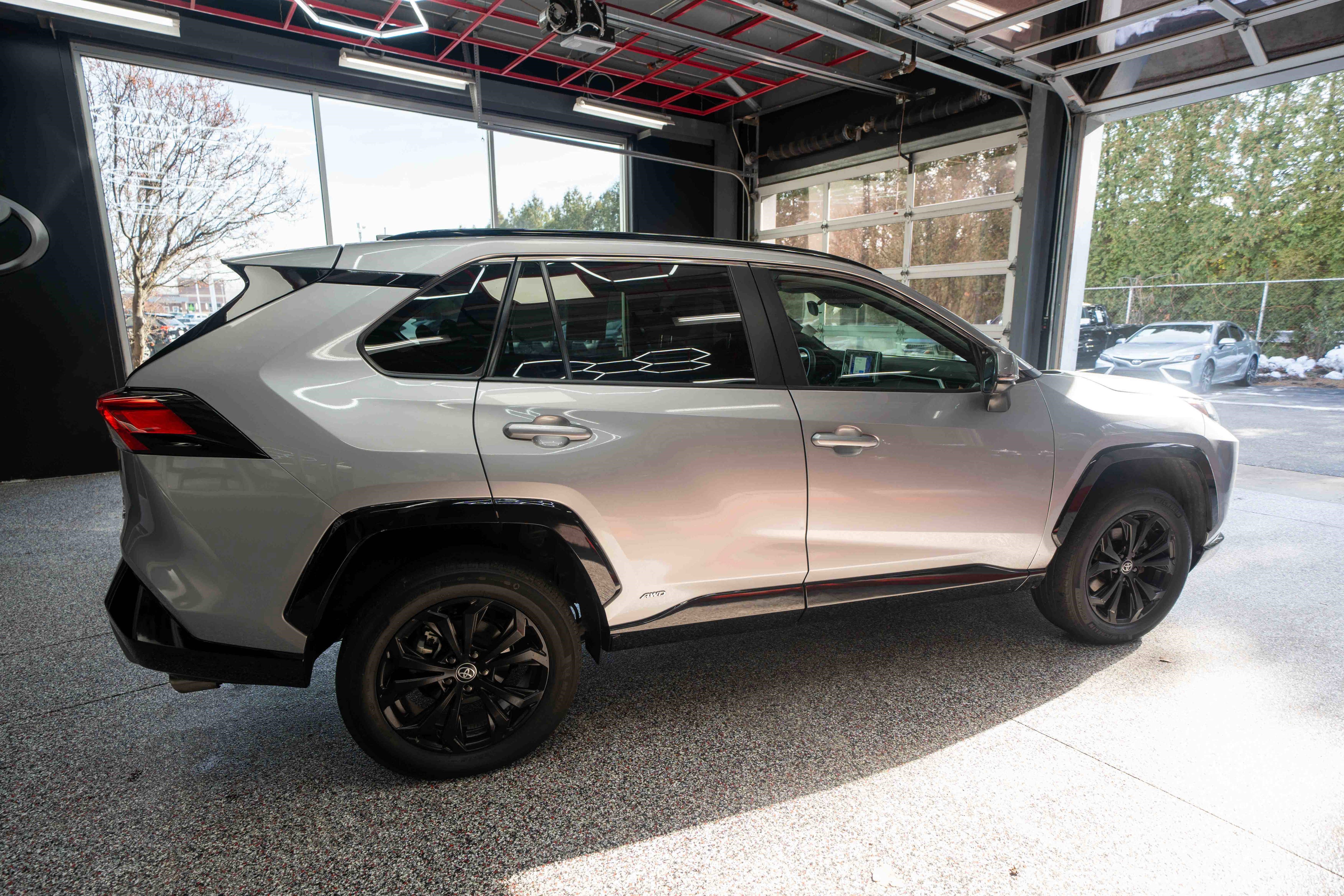 Used 2023 Toyota RAV4 SE image 5