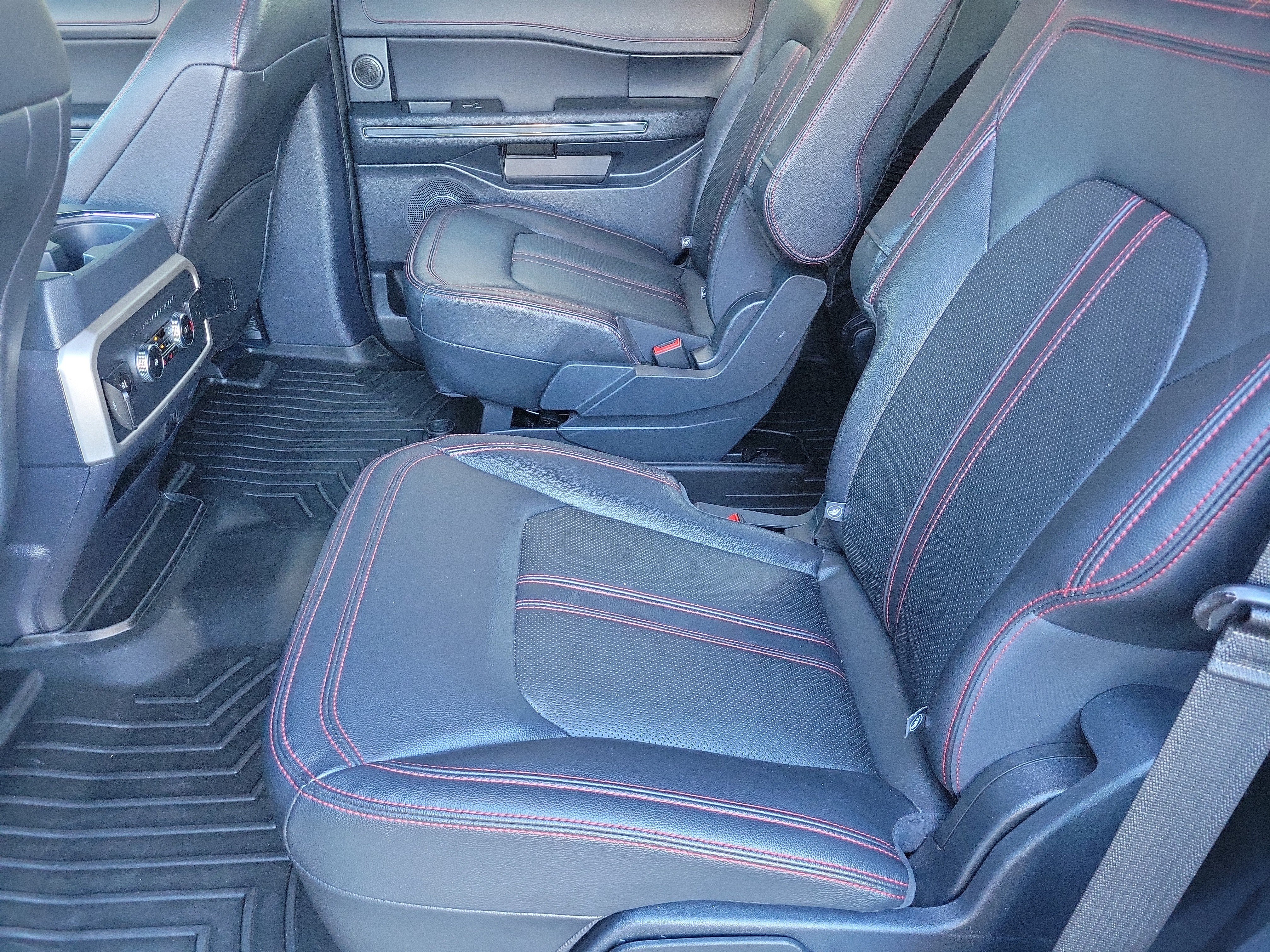 Used 2024 Ford Expedition Limited RWD image 12