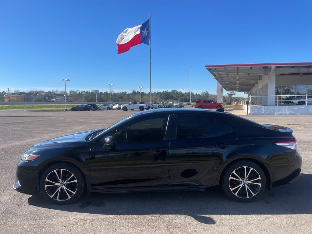 Used 2020 Toyota Camry SE image 4
