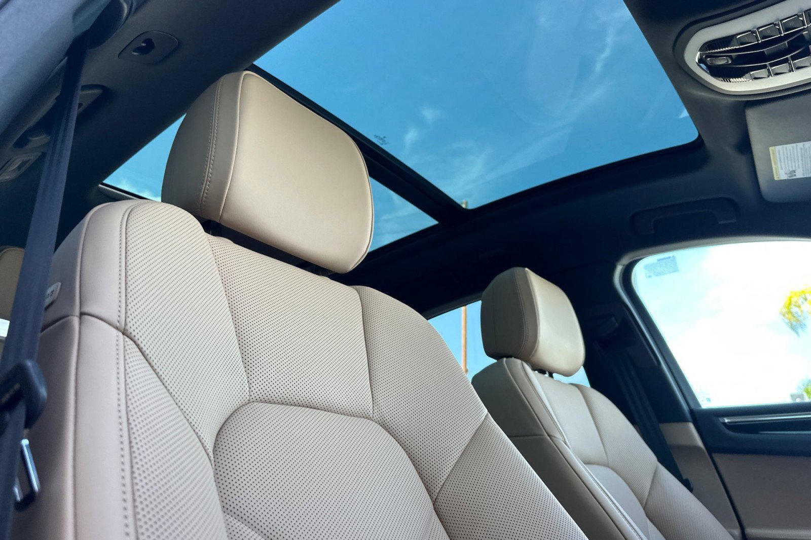 Used 2025 Porsche Macan image 17