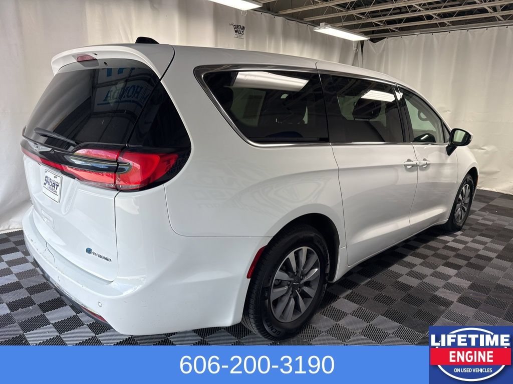 Used 2023 Chrysler Pacifica Touring-L FWD image 7