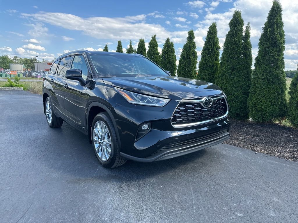 Certified 2025 Toyota Highlander Limited AWD/4WD image 2