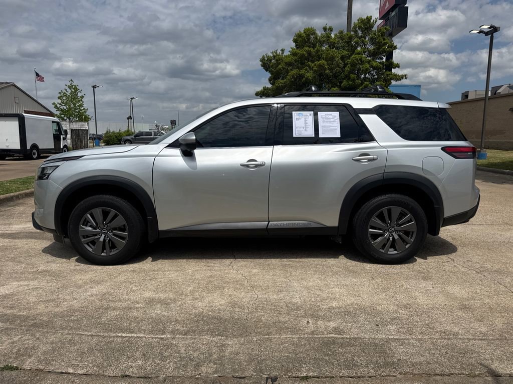 Used 2024 Nissan Pathfinder SV w/ SV Premium Package image 2