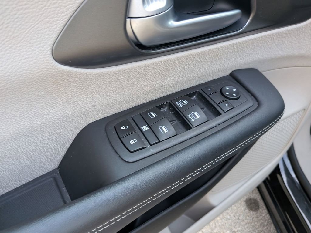 Used 2024 Chrysler Pacifica Touring-L image 13