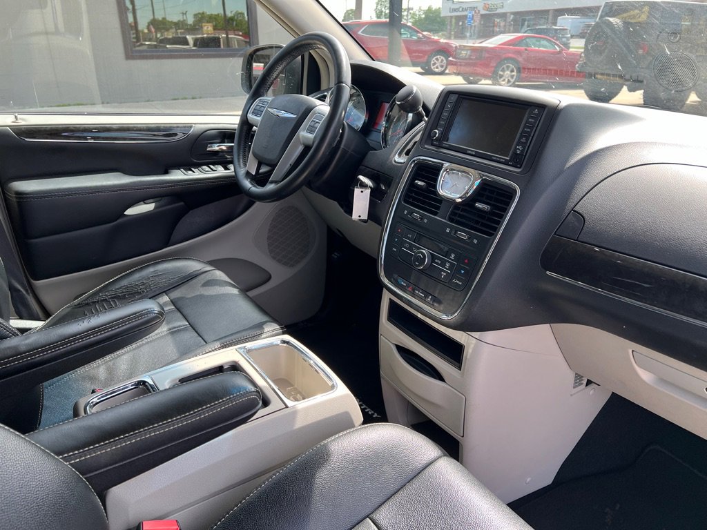 Used 2015 Chrysler Town & Country Touring w/ Mopar Premium Addition Group image 9