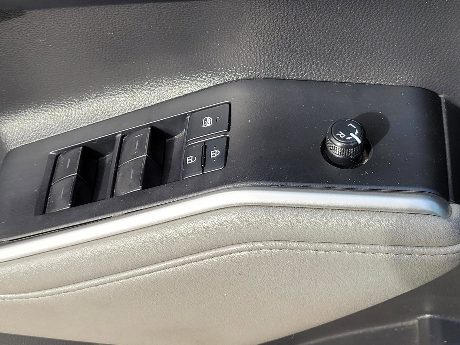 Used 2021 Toyota Highlander XLE image 26