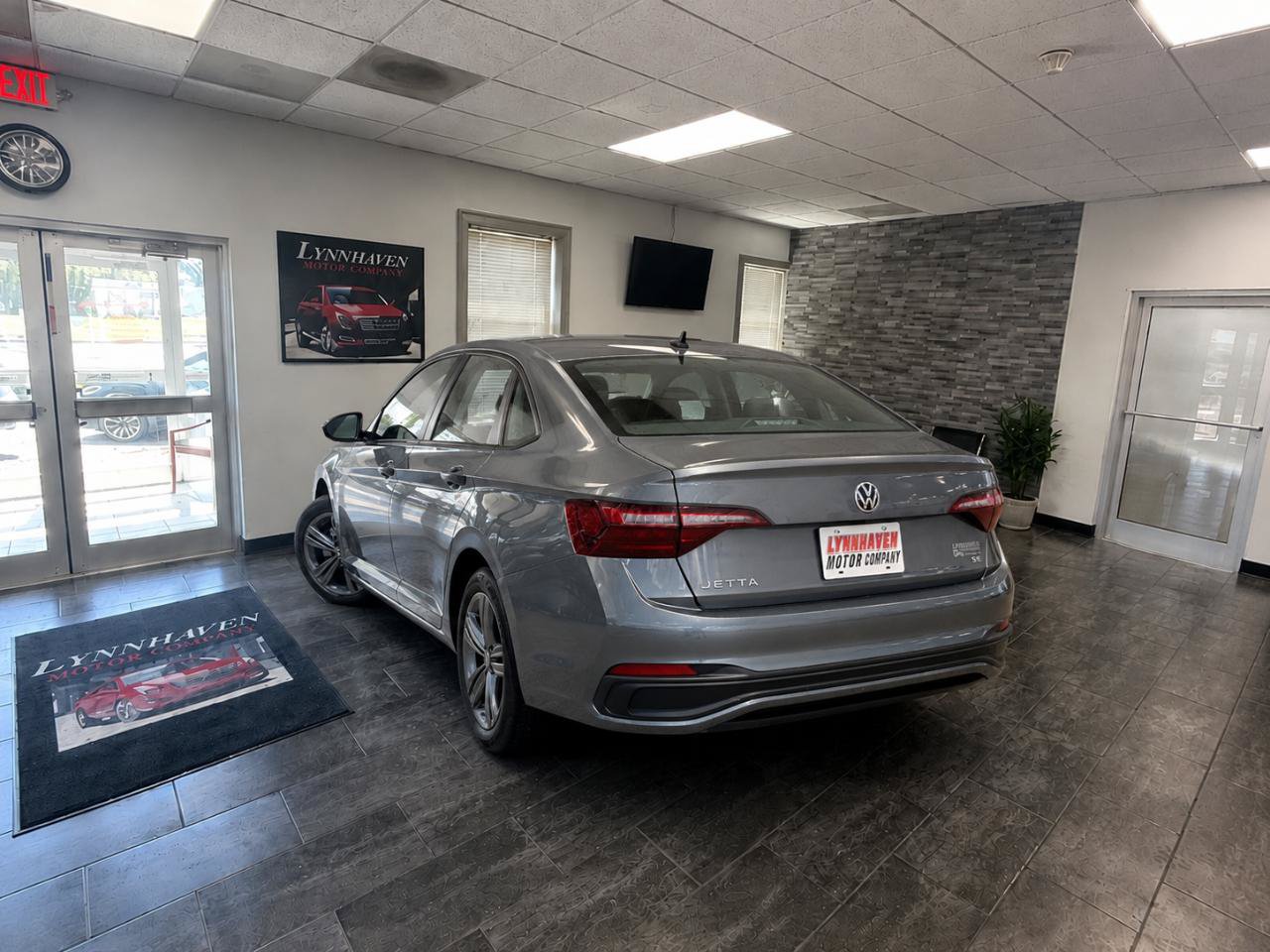 Used 2024 Volkswagen Jetta SE w/ Panoramic Sunroof Package FWD image 4