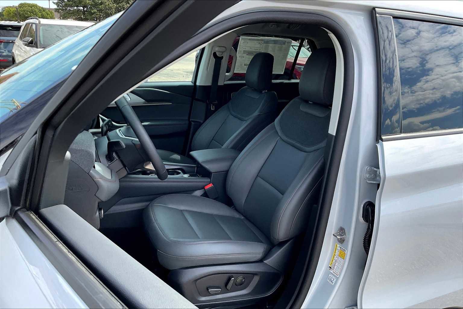New 2025 Ford Explorer Active w/ Active Comfort Package image 9
