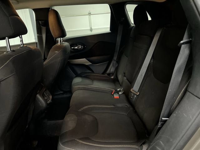 Used 2017 Jeep Cherokee Latitude w/ Safety/Convenience Group AWD/4WD image 24
