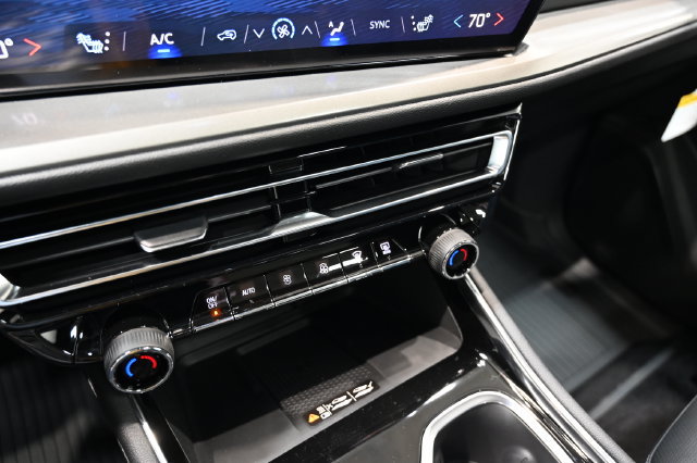 New 2027 Chevrolet Traverse LT w/ LPO, Floor Liner Package FWD image 18