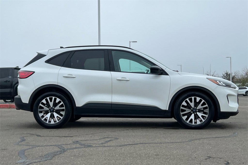 Used 2020 Ford Escape SE Sport image 3