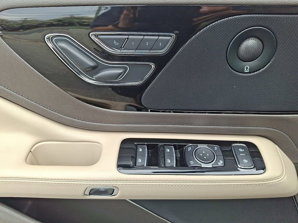 Used 2023 Lincoln Aviator Reserve w/ Equipment Group 201A AWD/4WD image 13