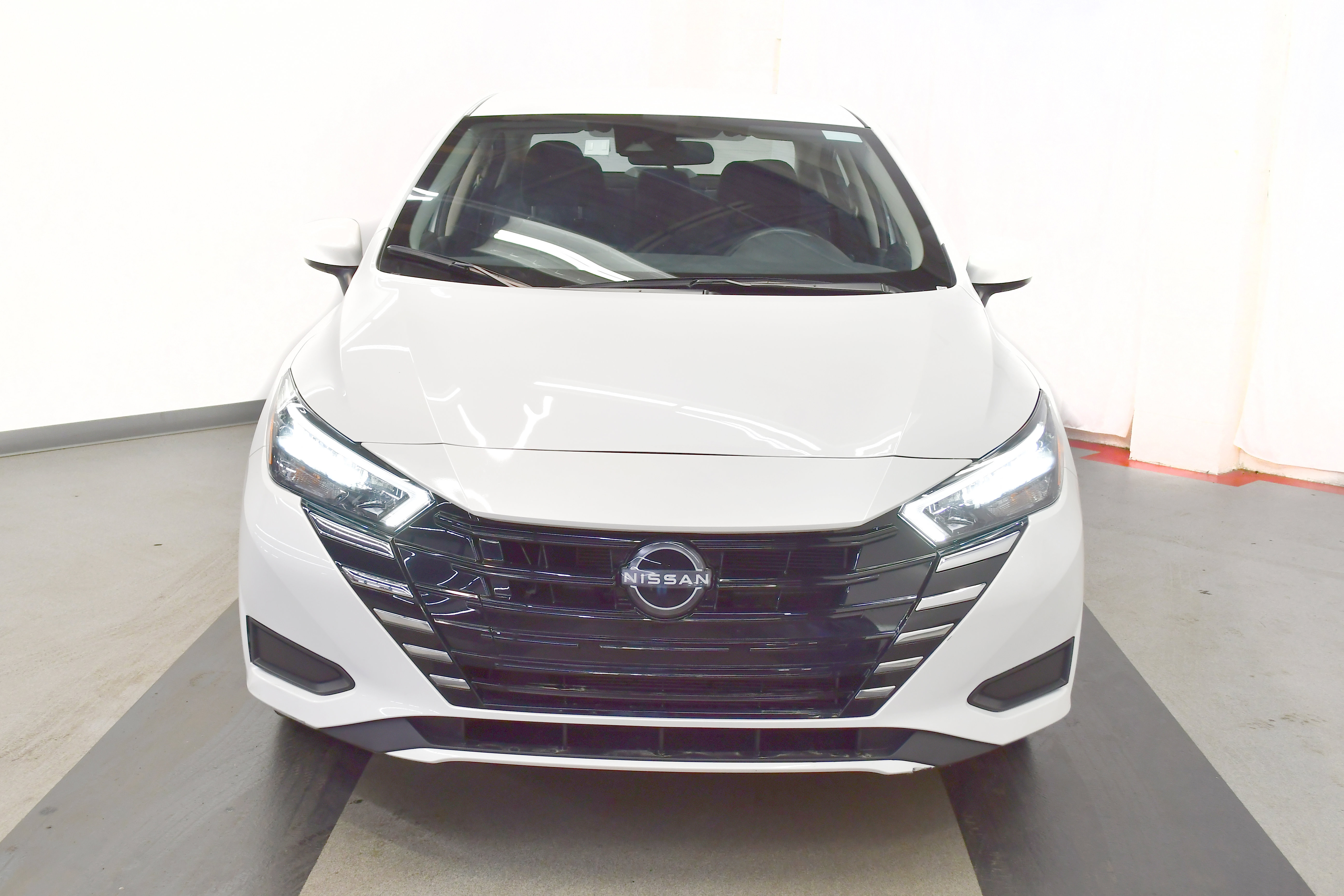 Used 2025 Nissan Versa SV image 3