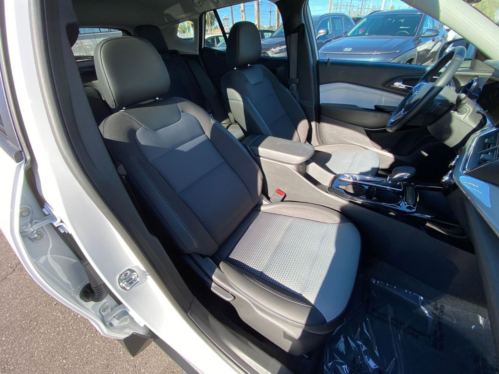 Used 2025 Chevrolet Trax LT w/ LT Convenience Package image 36