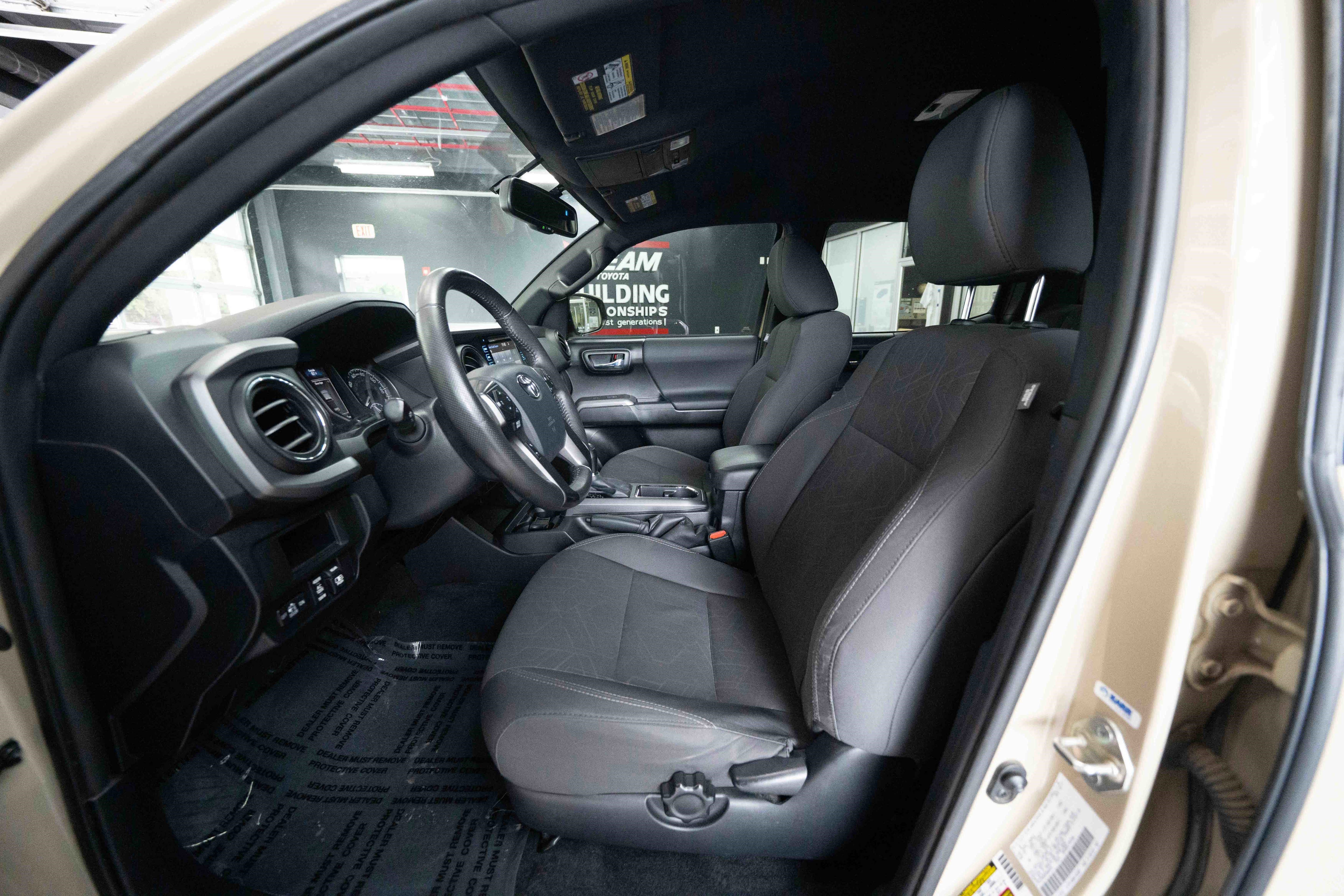 Used 2017 Toyota Tacoma TRD Sport w/ Tow Package (A/T) image 9