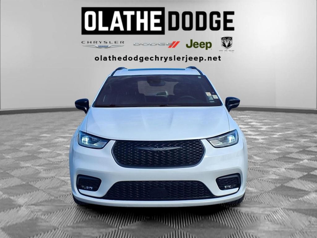 Certified 2025 Chrysler Pacifica Limited image 33