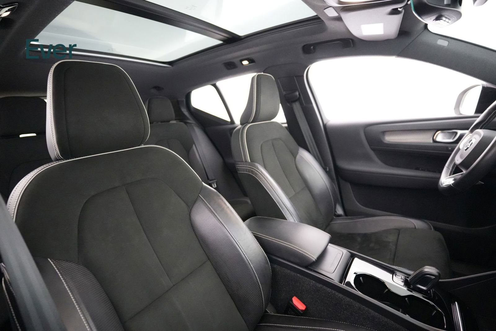 Used 2021 Volvo XC40 P8 Recharge w/ Advanced Package image 4