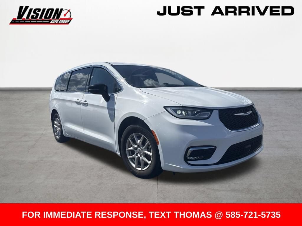 Used 2024 Chrysler Pacifica Touring-L FWD image 3