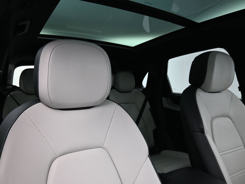 Used 2025 Porsche Cayenne S image 31