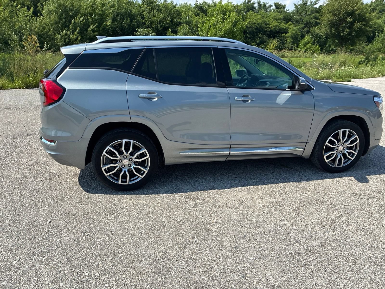 Used 2024 GMC Terrain Denali w/ Denali Premium Package AWD/4WD image 16