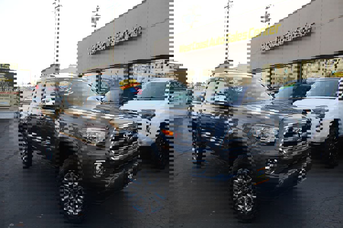 Used 2017 Toyota Tacoma Limited image 37