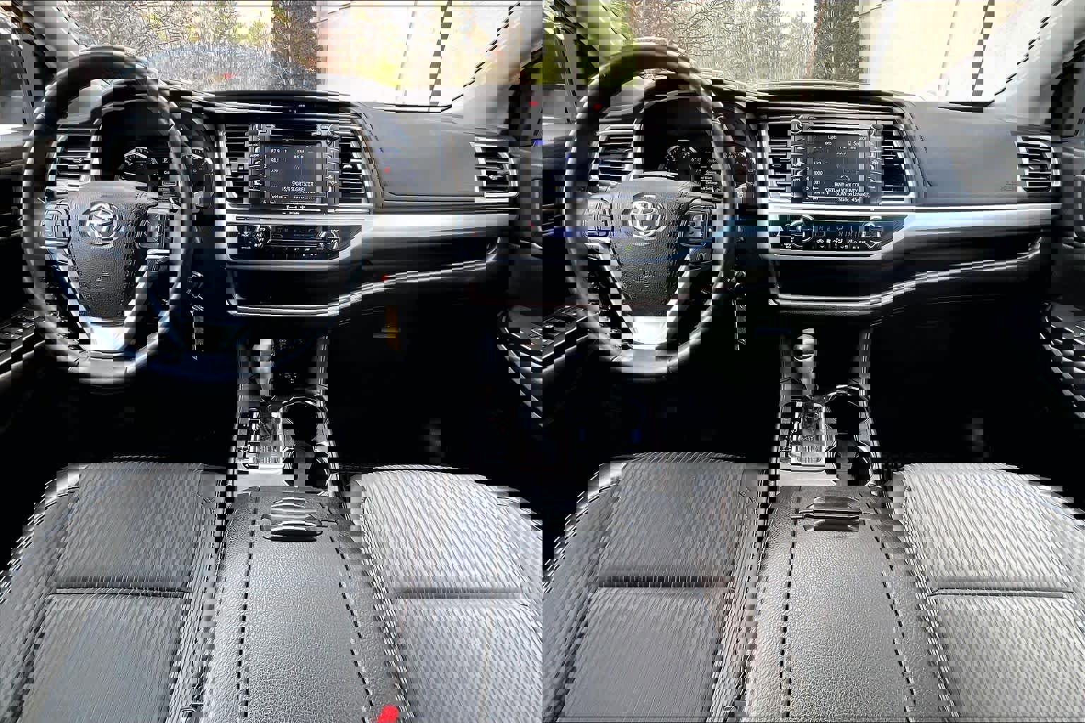 Certified 2018 Toyota Highlander Plus w/ Carpet Mat Package (TMS) AWD/4WD image 16