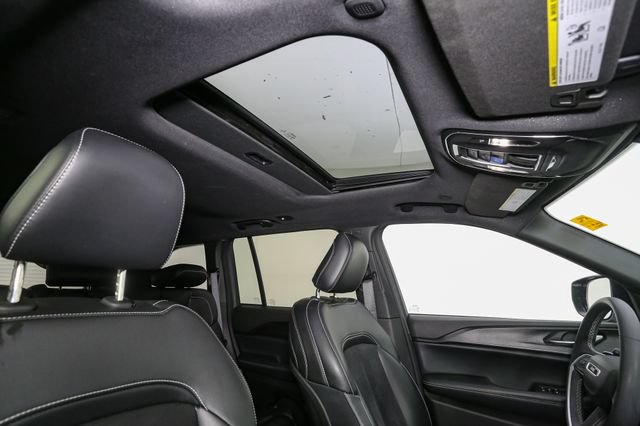 Used 2023 Jeep Grand Cherokee Altitude AWD/4WD image 18