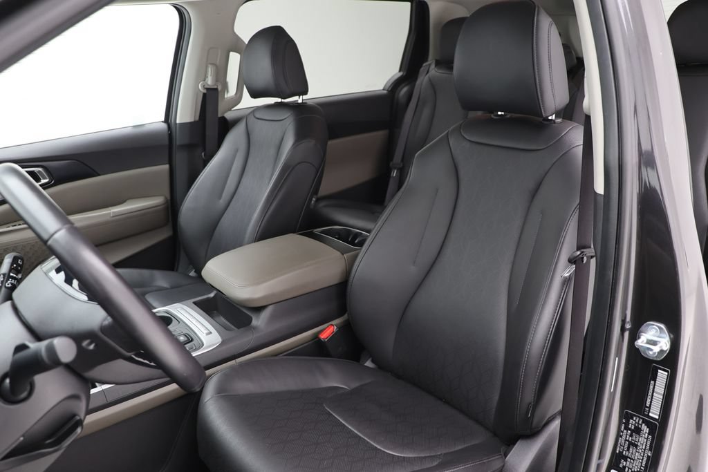 Used 2025 Kia Carnival FWD image 15
