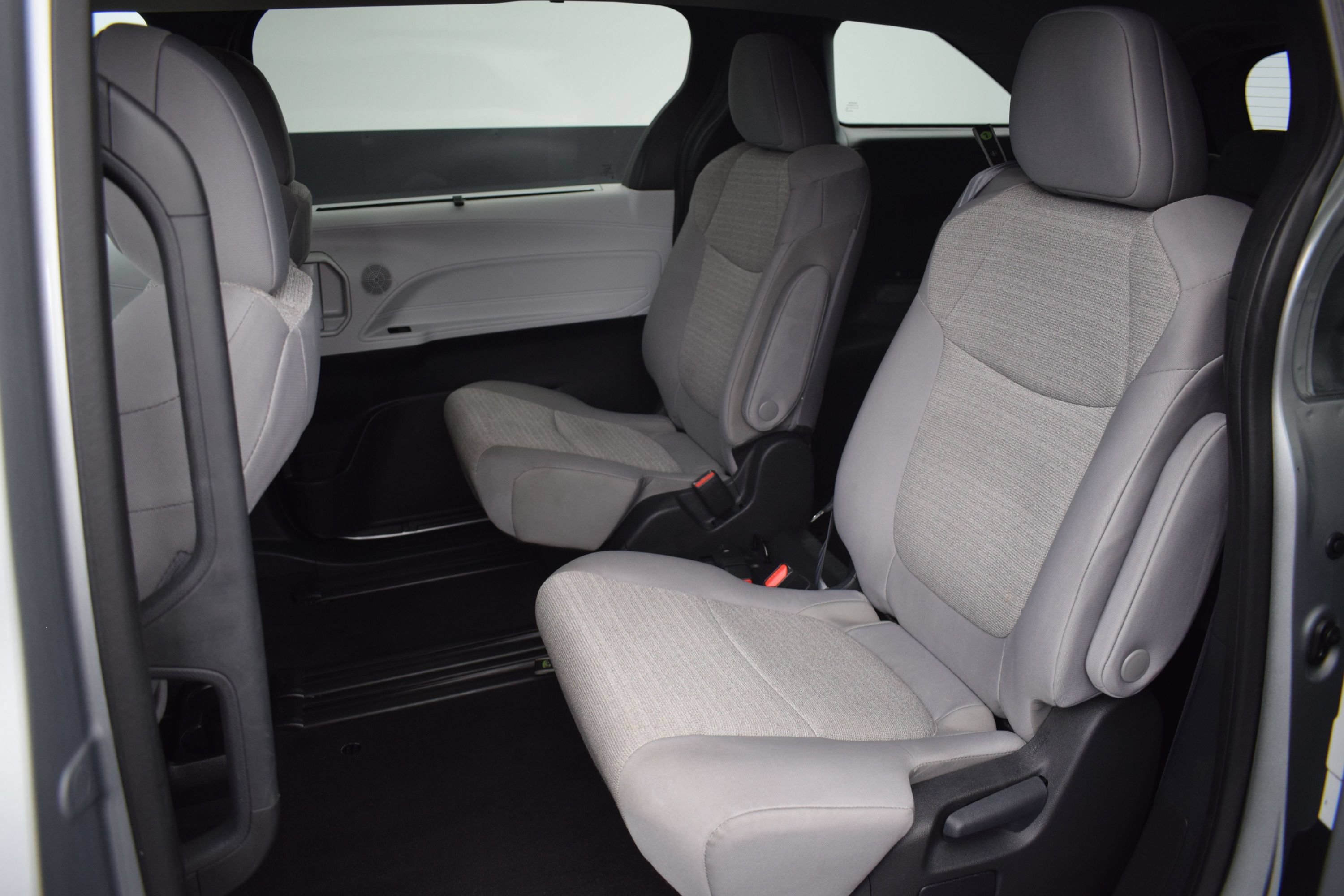 Used 2025 Toyota Sienna LE FWD image 14
