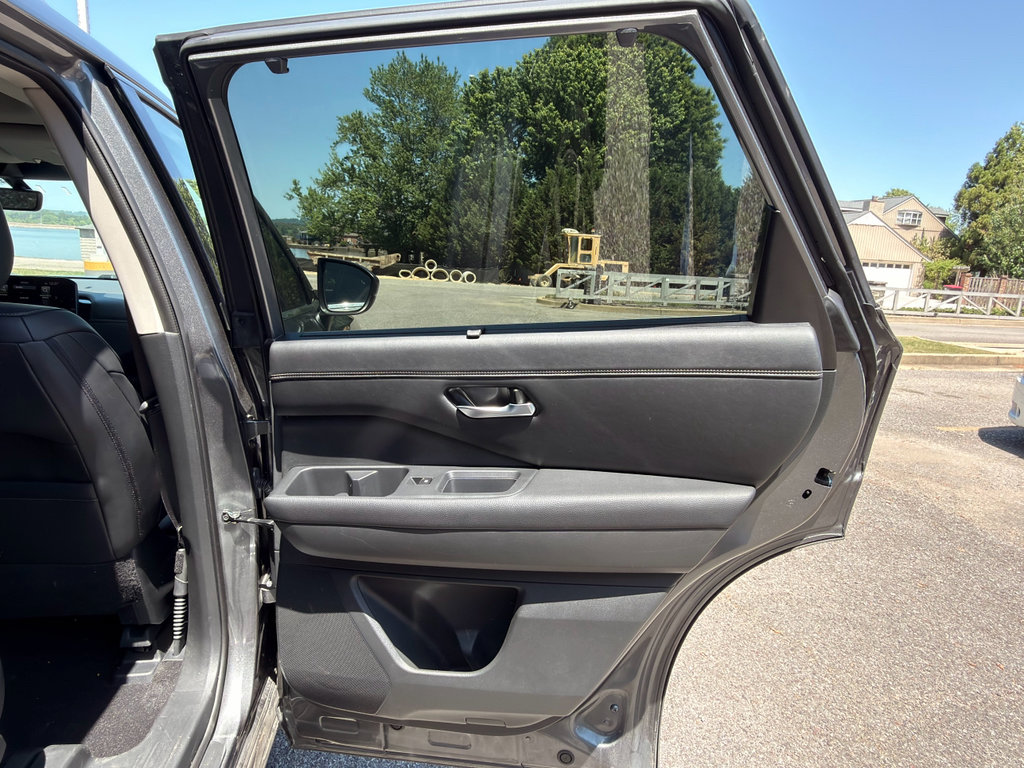 Used 2024 Nissan Pathfinder Platinum AWD/4WD image 16