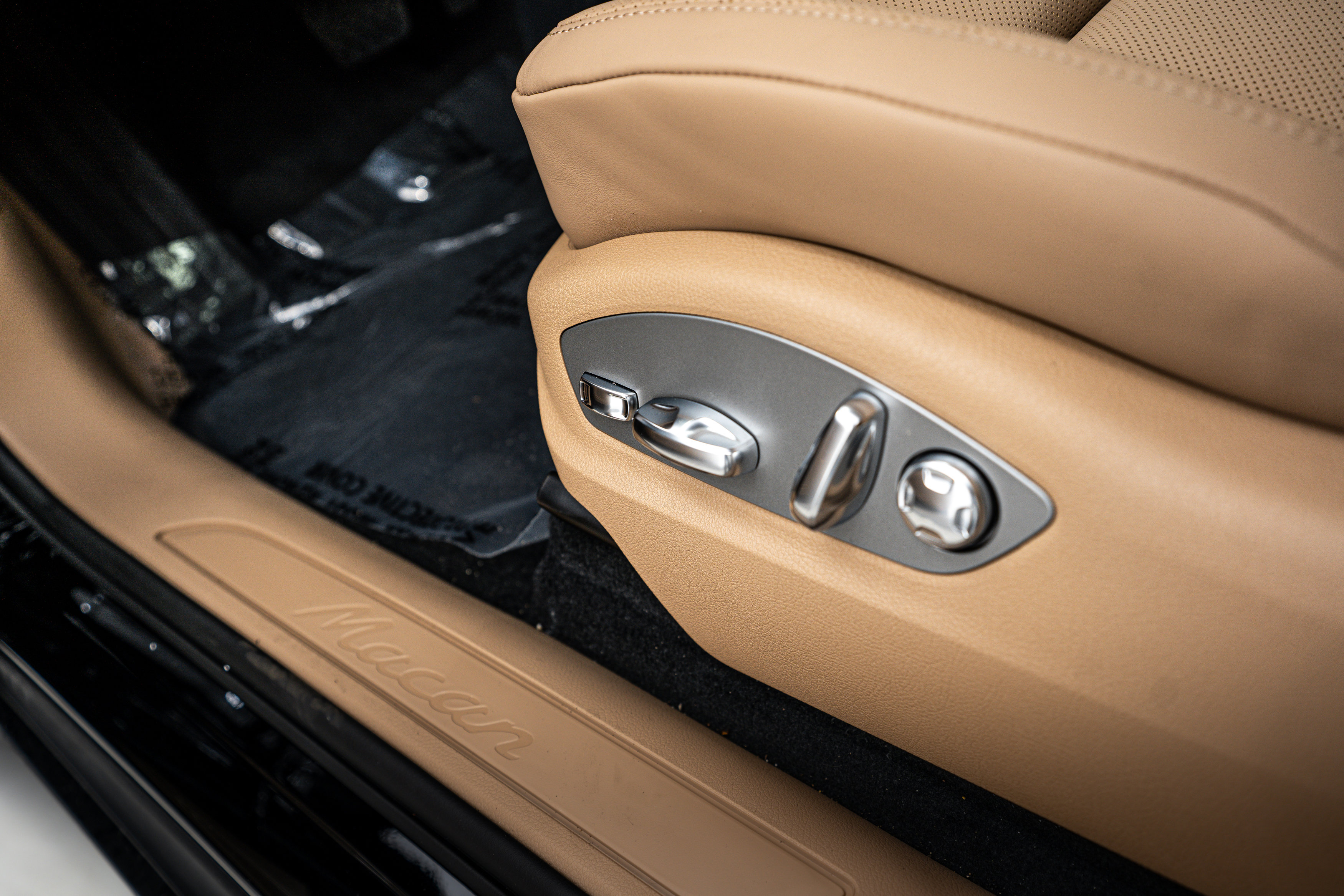 Certified 2025 Porsche Macan image 19